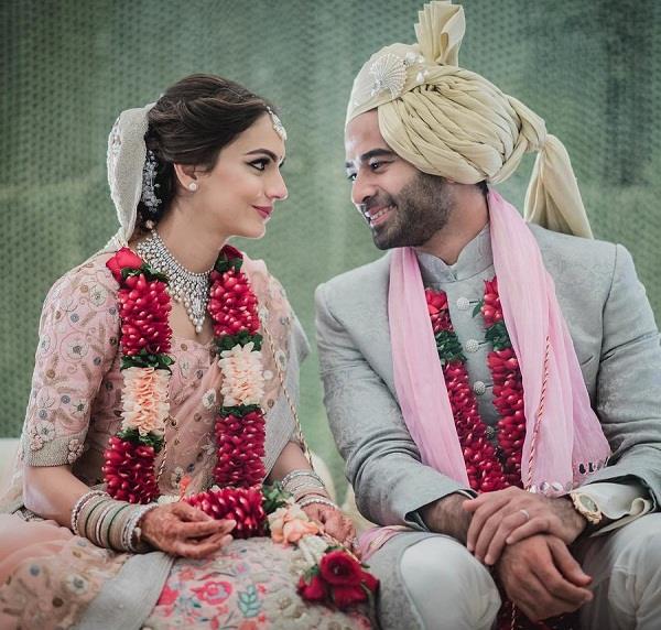 वेडिंग में पहनना चाहते है Color Coordinating आउटफिट तो यहां से लें आइडिया