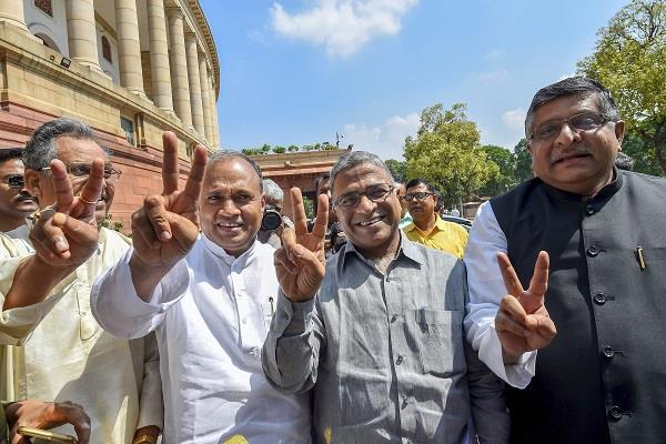 राज्यसभा उपसभापति चुनावः गैर कांग्रेसी नेता को मिले ज्यादा वोट, विपक्षी एकता पर फिर उठे सवाल राज्यसभा उपसभापति चुनावः गैर कांग्रेसी नेता को मिले ज्यादा वोट, विपक्षी एकता पर फिर उठे सवाल