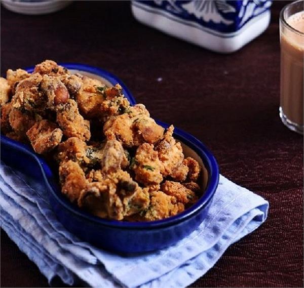 बारिश के मौसम में चाय के साथ बनाए गर्मा-गर्म काजू के पकौड़े