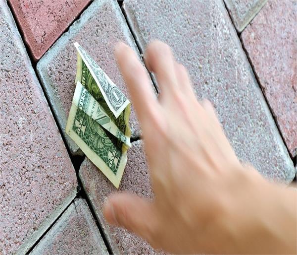 सड़क पर गिरा नोट देता है ये संकेत, आइए जानते हैं कैसे करें इस्तेमाल ?