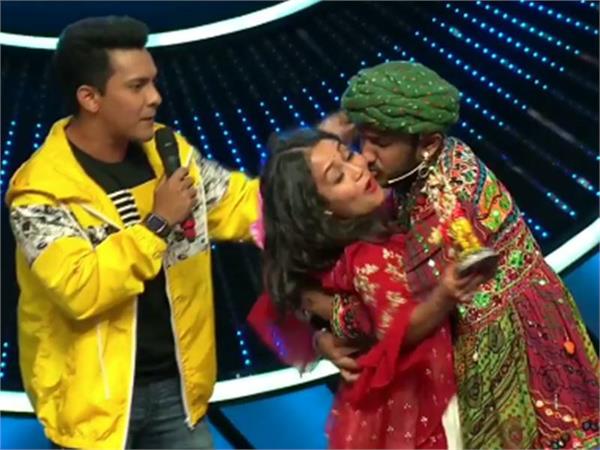 Indian Idol: कंटेस्टेंट ने जबरदस्ती किया नेहा को 'किस' तो चुप्पी साधे बैठे रहे विशाल-अनु मलिक