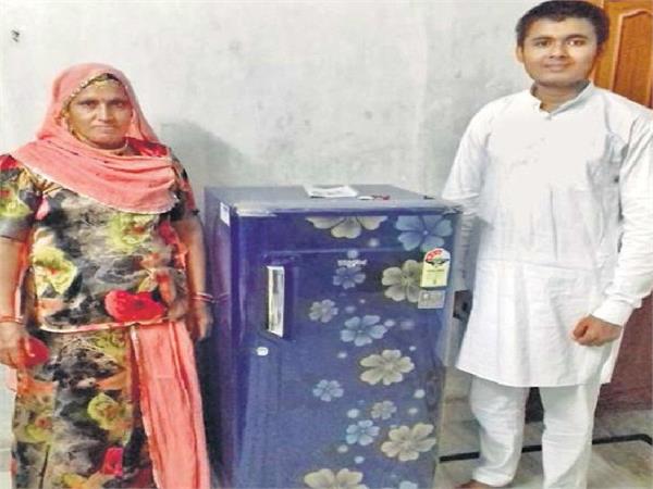 35 किलो के सिक्के लेकर मां के लिए फ्रिज खरीदने पहुंचा बेटा, कंपनी ने दिया गिफ्ट