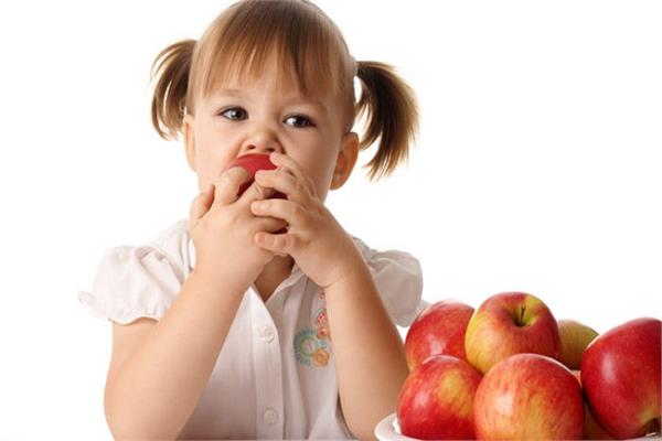 सेब पर लगी वैक्स उतारने में मदद करेंगे ये आसान टिप्स