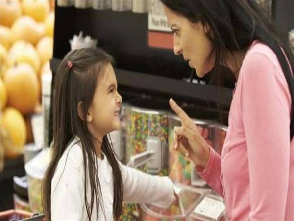 पब्लिक प्लेस पर जिद्द करते बच्चों को कंट्रोल में रखेंगे ये टिप्स