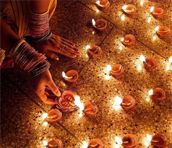 दिवाली के दिन इन 8 जगहों पर जलाना ना भूलें दीपक