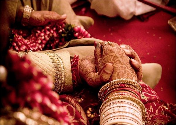 वायरल हो रहा अनोखा Wedding Card, लिखा- 'अंबानी से कम नहीं हैं हम '