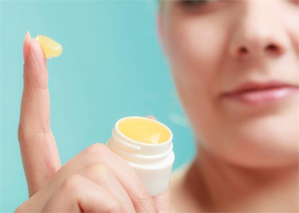 10 Beauty Tips: सिर्फ ड्राई स्किन ही नहीं, बालों के लिए भी बेस्ट है वैसलीन