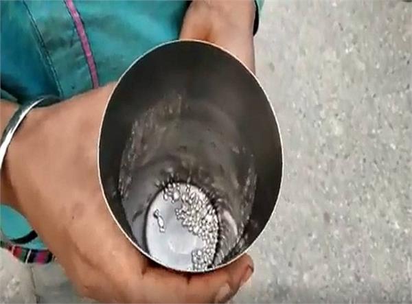 रात भर होती रही चांदी की बारिश, सुबह बूंदें चुनने के लिए हुई लड़ाई
