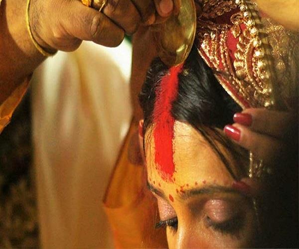 माथे की शोभा ही नहीं, घर के वास्तु दोष भी दूर करता है सिंदूर