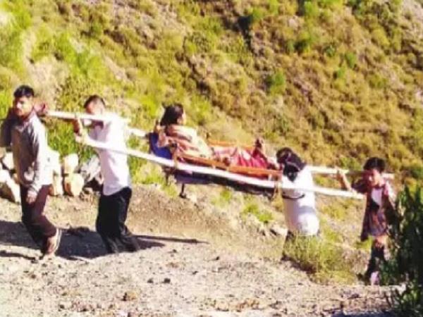 Pregnant woman transported from palanquin to hospital Pregnant woman transported from palanquin to hospital
