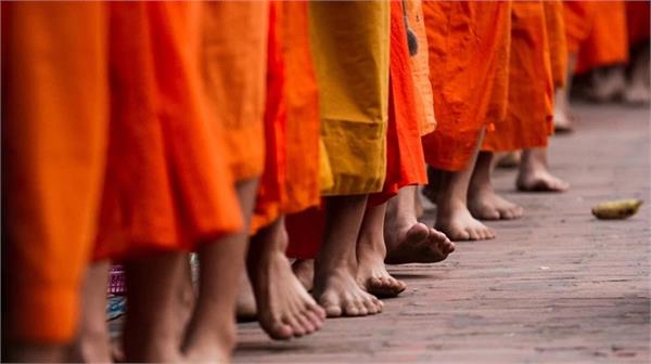 जानिए नंगे पैर मंदिर जाने के पीछे छिपे वैज्ञानिक कारण?