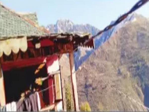 Chamba: बिजली विभाग की बड़ी लापरवाही, मकान से बांध कर दे रहे बिजली सप्लाई Chamba: बिजली विभाग की बड़ी लापरवाही, मकान से बांध कर दे रहे बिजली सप्लाई