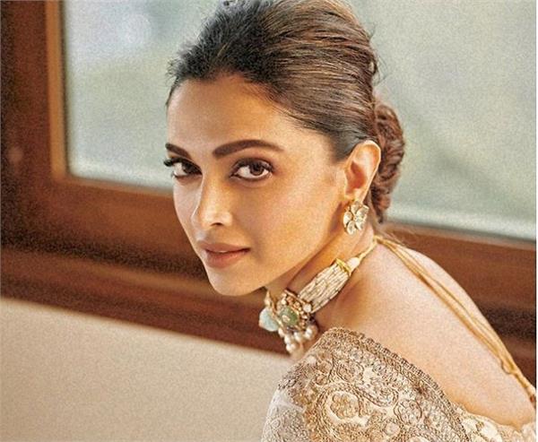 Fashion: व्हाइट साड़ी में कहर ढाते नजर आई दीपिका पादुकोण