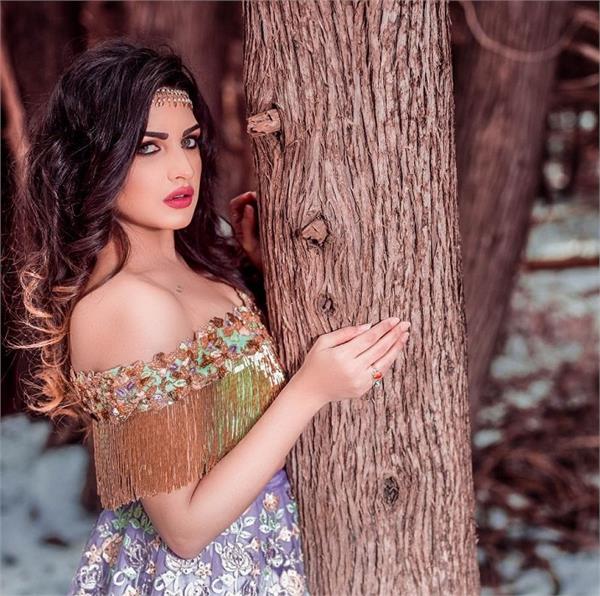 Glamour Alert! बॉलीवुड दीवाज से कम नहीं Himanshi Khurana का फैशन (See Pics)