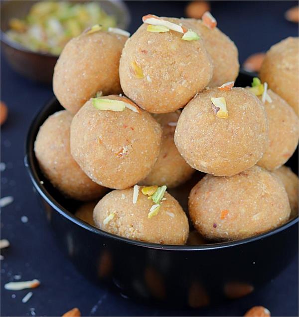 Lohri Recipe: घर पर खुद बनाएं पंजाब की खास मिठाई आटे की पिन्नी