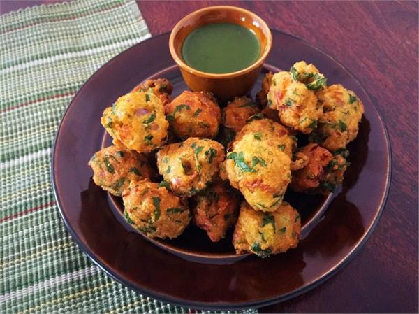 Sunday Special: झटपट बनाएं मूंग दाल के क्रिस्पी पकौड़े
