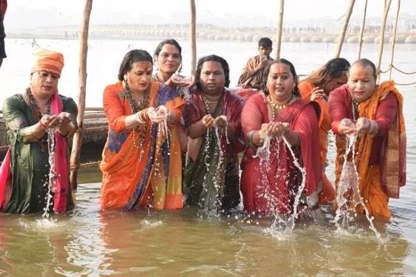 पहली बार Kumbh मेले में शामिल हुआ किन्नर अखाड़ा, किया शाही स्नान - kumbh  first time kinnar akada did the royal bath-mobile
