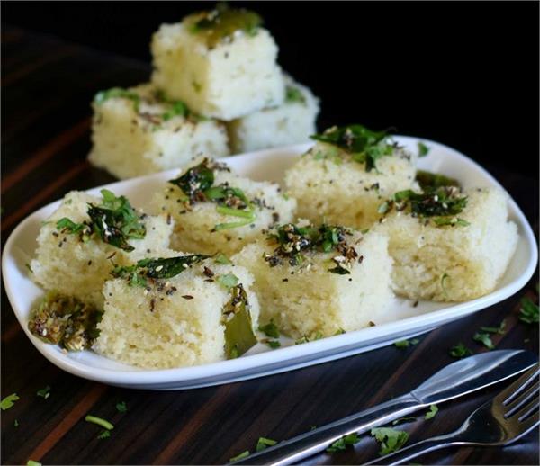 नाश्ते में बनाकर खाएं टेस्टी-टेस्टी Rava Dhokla