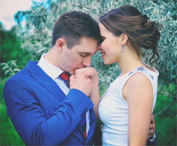 भाग्यशाली औरतों की 10 निशानियां, पति के साथ फैमिली को भी रखती है खुश!