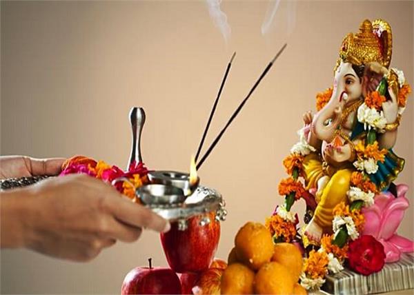 पूजा के समय क्यों जलाई जाती है अगरबत्ती, कौन सी धूप ज्यादा फायदेमंद?