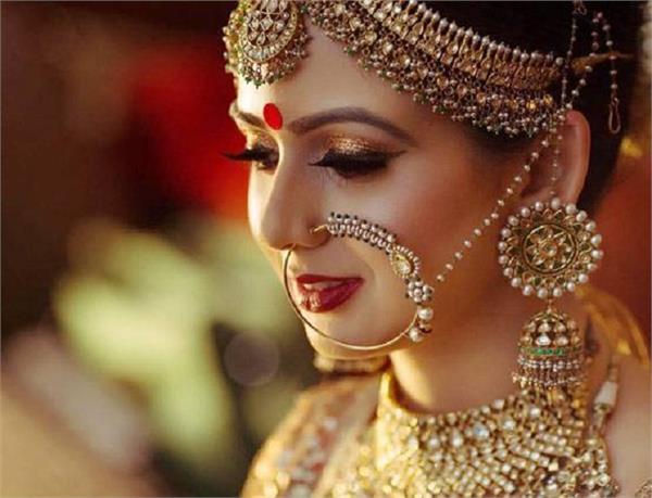 नवरात्रि पर महिलाओं को जरूर करना चाहिए 16 श्रृंगार, जानिए क्यों?