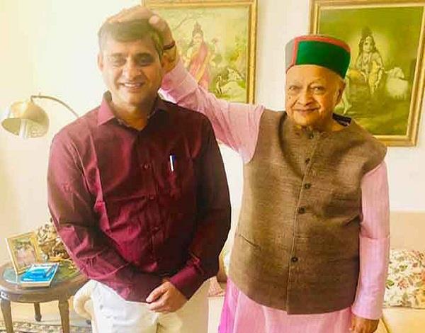 virbhadra blessed kajal before leaving for constituency