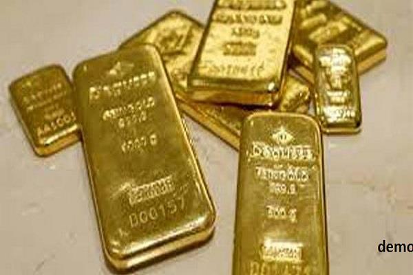 man arrested with gold biscuit of smugglers 76 lakh chandigarh airport