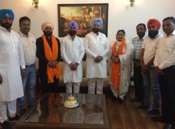 manpreet kaur hundal joins congress