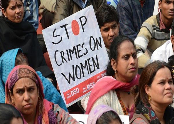 महिलाओं का इंसाफ: जब कोर्ट का गेट तोड़कर 200 औरतों ने दी Rapist को सजा...