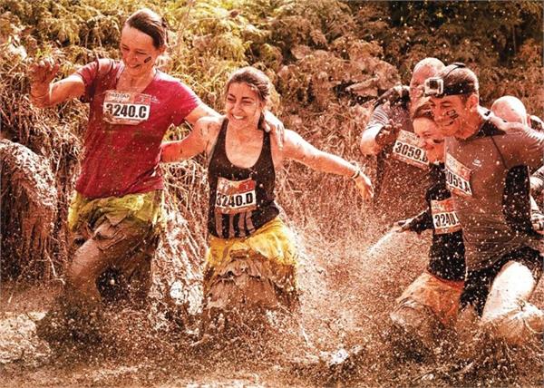 यहां Mud Race लगाने दूर-दूर से आते हैं लोग, दलदली मिट्टी में लगती है दौड़