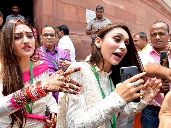 सिंदूर और मंगलसूत्र पर ट्रोल हुई सांसद 'नुसरत जहां' ने दिया लोगों को करारा जवाब