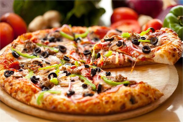 घर पर बनाकर खाएं Yummy And Delicious Farm House Pizza