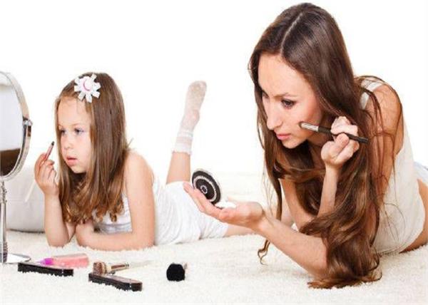 Mommy Alert! बच्चे के लिए खतरनाक हैं मां के ये 5 ब्यूटी प्रॉडक्ट्स