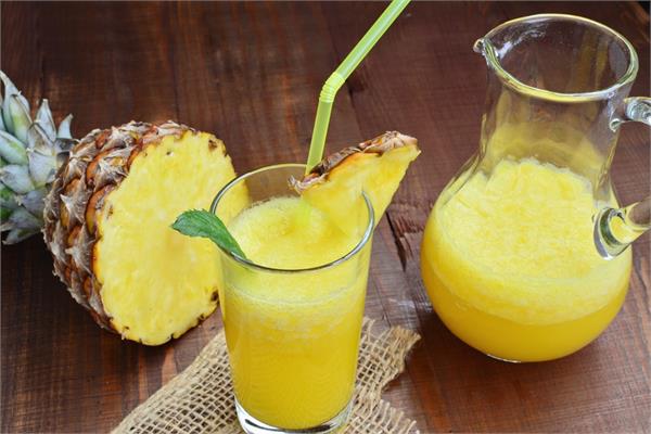 इन गर्मियों ट्राई करें खट्टा मीठा Pineapple Lemonade Drink