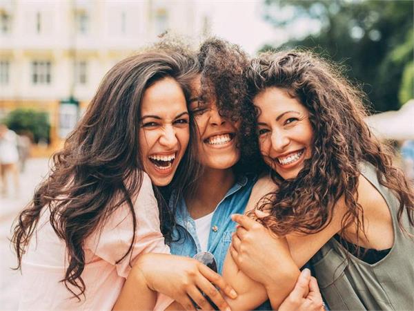 Friendship Day: कम पैसों में भी जीत लेगें आपके दोस्तों का दिल, ये 5 तोहफे