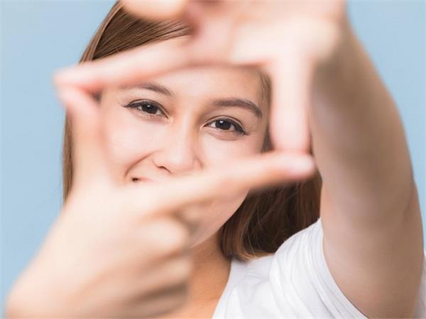 आंखों को स्वस्थ रखना है तो डाइट में जरूर शामिल करें ये 6 फूड्स