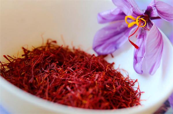 Kitchen Tip: इन तरीकों से करें असली और नकली केसर की पहचान