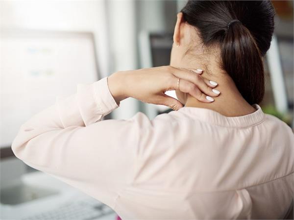 गर्दन झुकाने से होने वाली परेशानी और बचाव के तरीके जो आपको जानने चाहिए