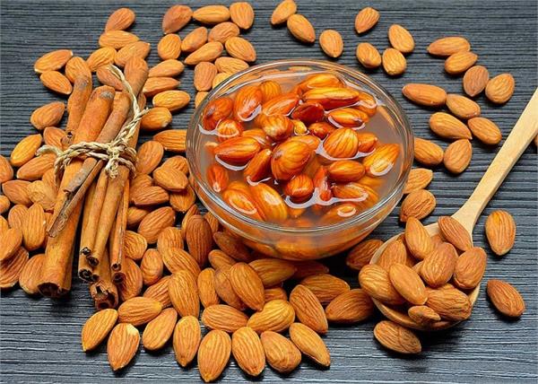 सूखे या भिगे हुए कैसे खाने चाहिए बादाम, क्या खाली पेट खाने से मिलेगा फायदा?