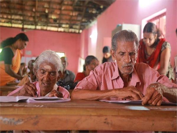 घरों में काम करने वाली अम्मा ने 96 साल में शुरु की पढ़ाई, जानिए क्यों?