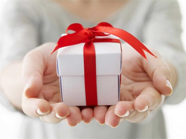 कभी किसी को गिफ्ट न करें ये 8 चीजें, आपका ही होगा नुकसान