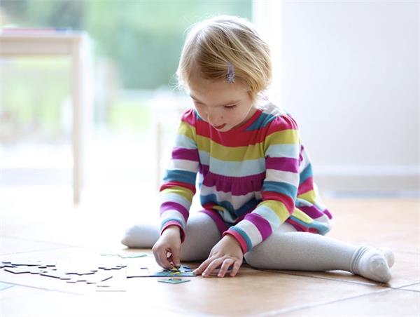 गलत पॉजिशन रोक सकती हैं बच्चे का दिमागी विकास, पेरेंट्स दें ध्यान