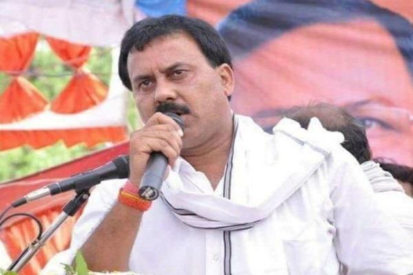 बिना लिफाफा लिए काम नहीं करते कमलनाथ ...