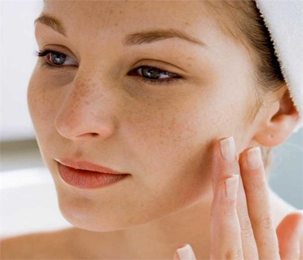 चेहरे की झाइयों से छुटकारा पाने के लिए अप्लाई करें एलोवेरा जेल फेस मास्क