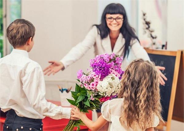 Teachers Day : इस बार टीचर्स को ये गिफ्ट देकर करवाएं स्पैशल फील