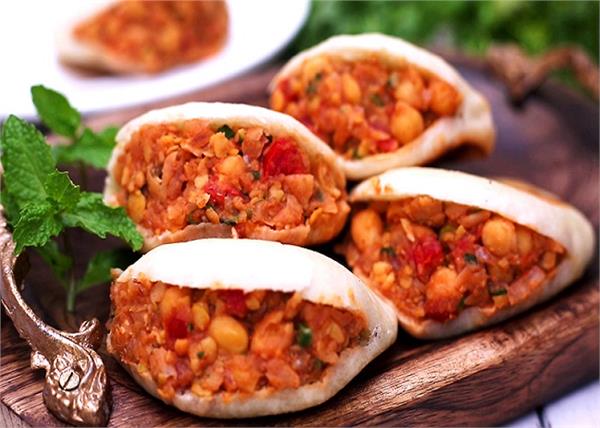 घर पर आसानी से बनाएं स्टफड चने कुलचे