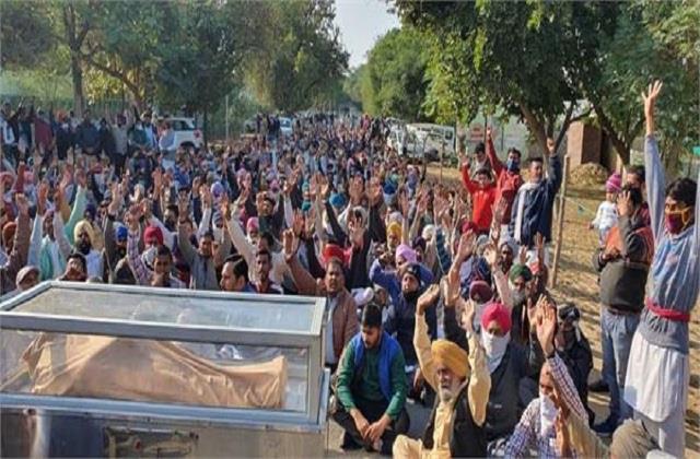 कत्ल किए डेरा प्रेमी के परिवार ने संस्कार करने से किया इंकार, लाश सड़क पर रखकर लगाया जाम - dera lover s family protest