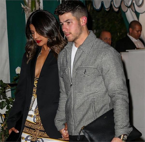 पति निक के साथ ग्लैमरस लुक में दिखी प्रियंका, पहनी लाखों की ड्रेस