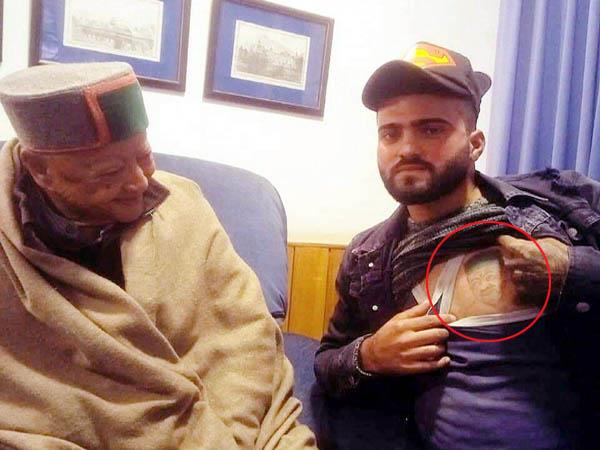 Shimla: दीवानगी ऐसी की सीने पर गुदवा रखा है वीरभद्र सिंह का टैटू this man considers virbhadra singh as his ideal