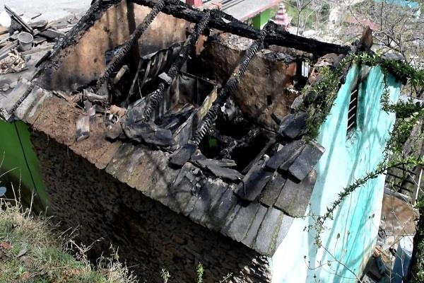 Himachal:मकान में लगी आग, सोना चांदी व नगदी जल कर हुआ राख Himachal:मकान में लगी आग, सोना चांदी व नगदी जल कर हुआ राख